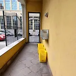 Near Metro 아파트