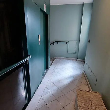 Near Metro דירה *